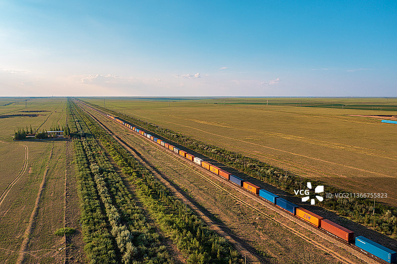 航拍锡林郭勒草原中欧班列图片素材