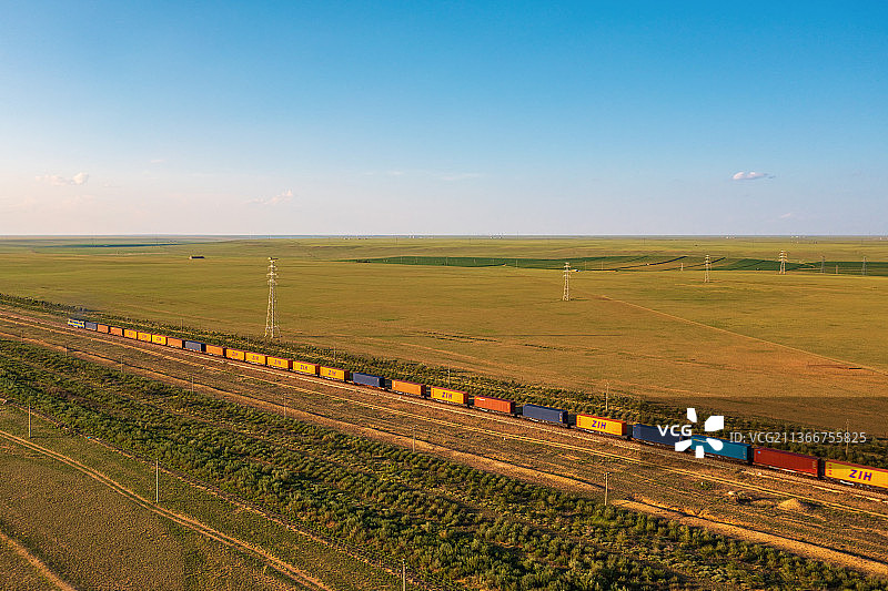 航拍锡林郭勒草原中欧班列图片素材
