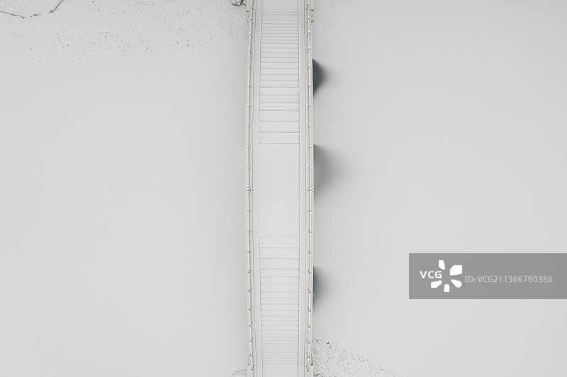 被雪装扮的桥图片素材