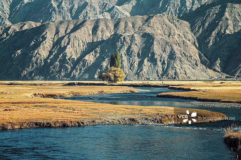 金草滩•溪相伴（新疆阿拉尔金草滩）图片素材