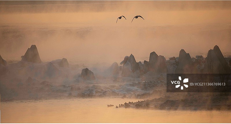 晨雾笼罩的山水画卷图片素材