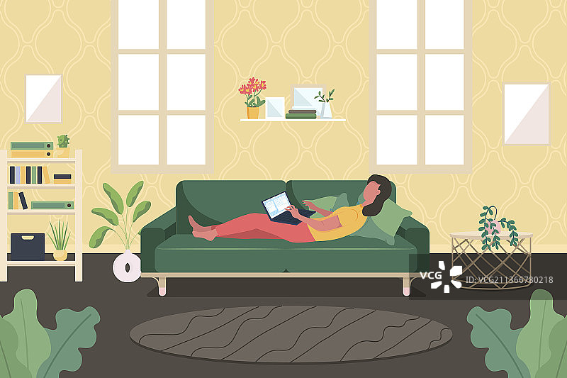 在沙发上使用笔记本电脑的女人图片素材