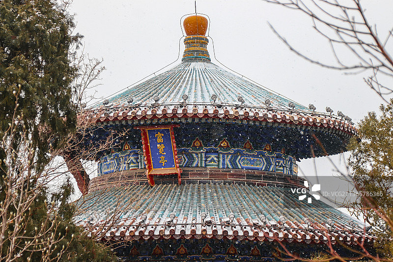 2022年北京第一场雪之景山公园富览亭图片素材