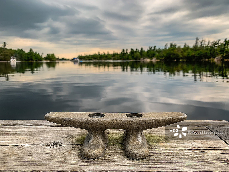 安大略省乔治亚湾宁静的湖边码头上的系缆柱图片素材