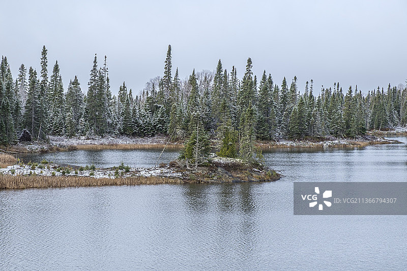 清澈的天空衬托下的湖景图片素材