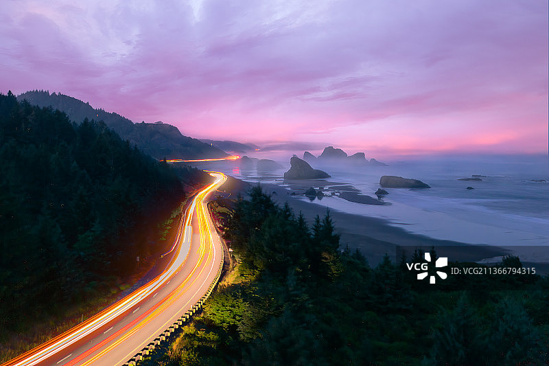 驶入梦境，日落时分道路上的光轨高角度视图图片素材