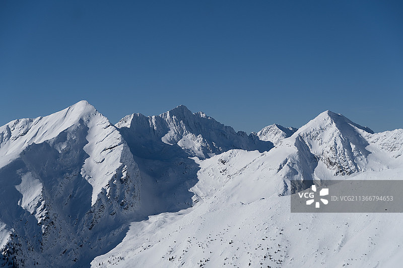 罗马尼亚法格拉什山脉内戈尤峰的雪山景色图片素材