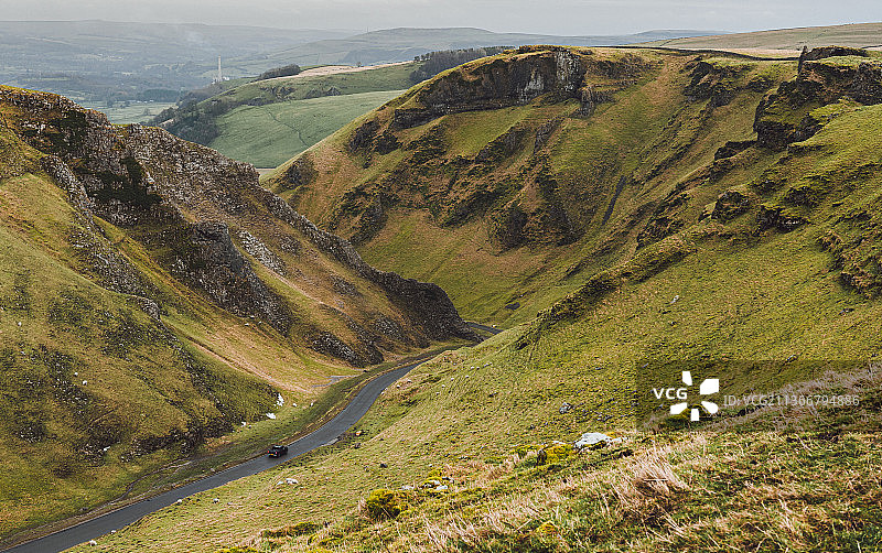 皮卡车行驶在山口，高角度观看天空下的道路景观图片素材
