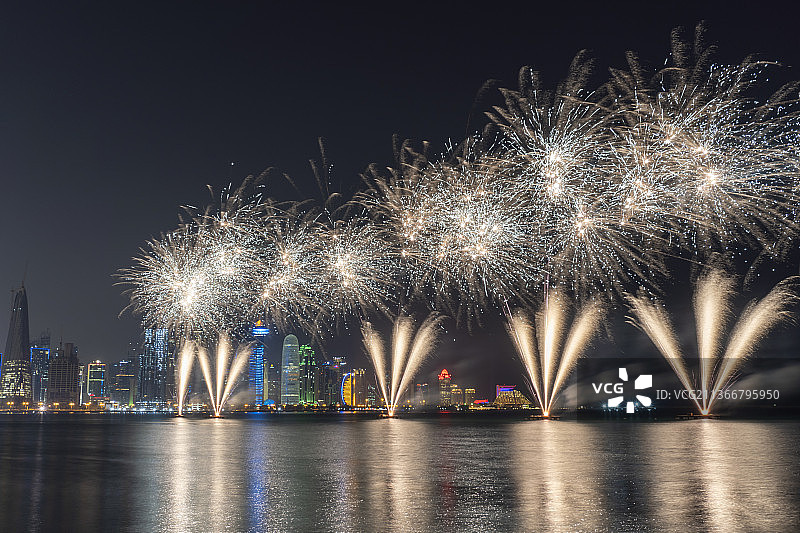 卡塔尔多哈滨海大道的烟花表演，夜空下的河面图片素材