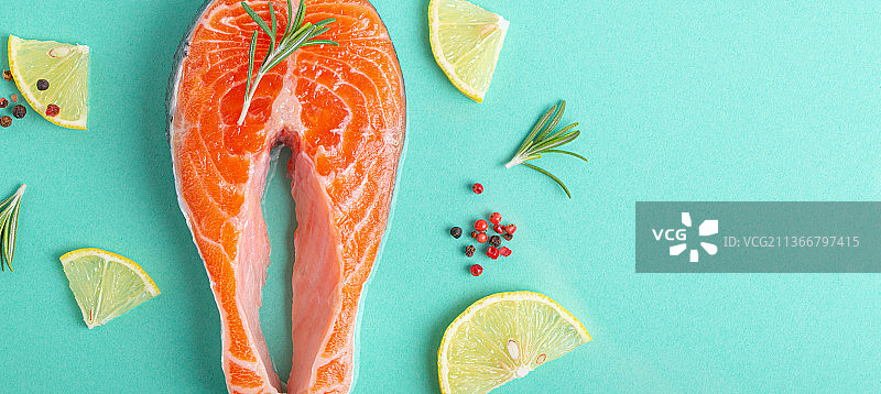 蓝色背景上的新鲜生三文鱼排（顶视图）图片素材