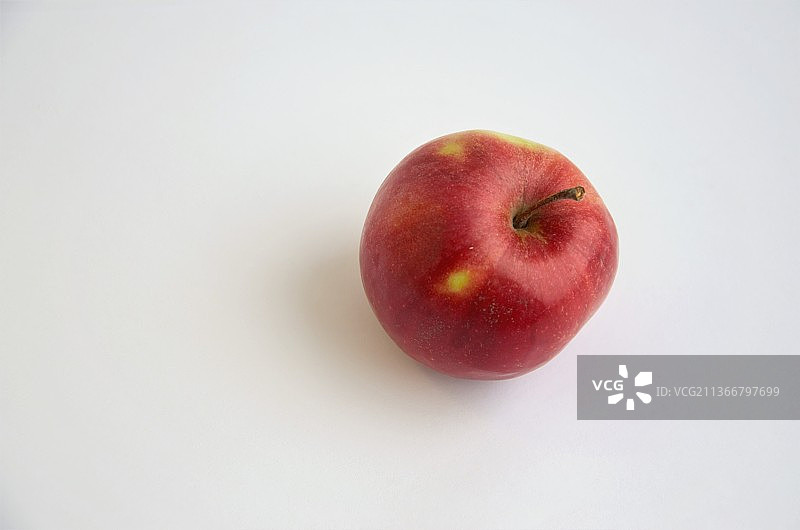 白色背景上的红色苹果图片素材