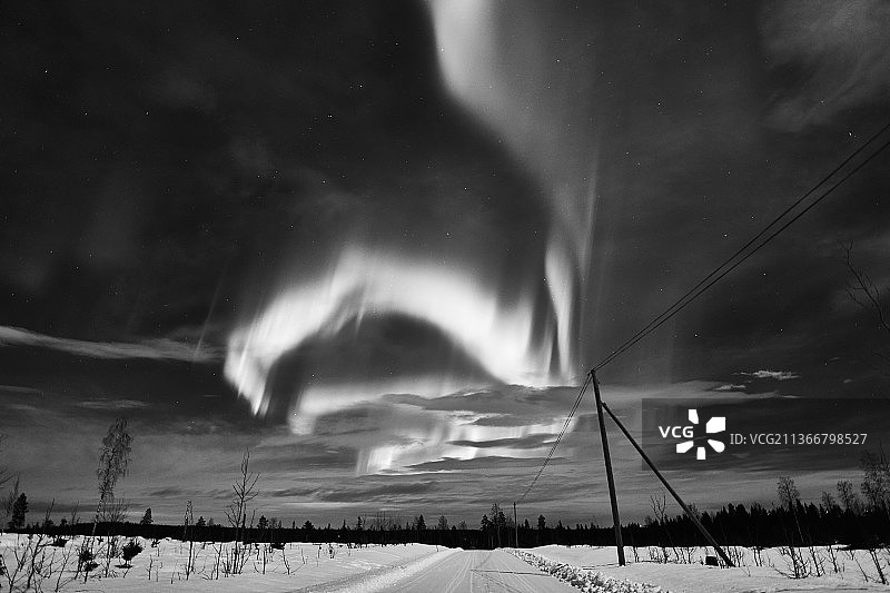 瑞典夜空下的雪原风光图片素材