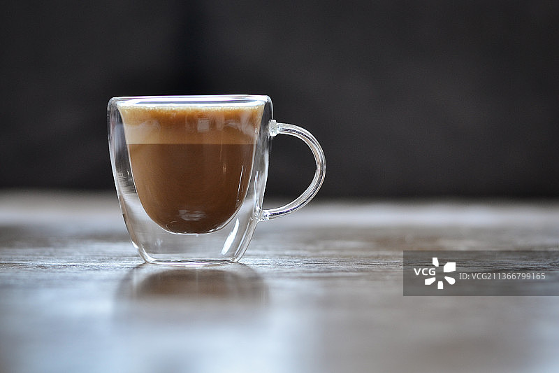 一杯意式浓缩咖啡，塞尔维亚餐桌上的咖啡杯特写图片素材
