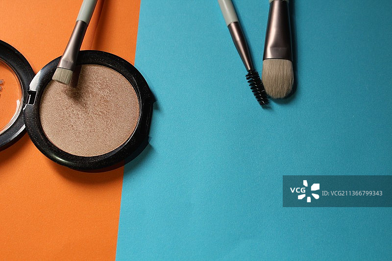 彩色背景上的化妆刷套装，哥伦比亚图片素材