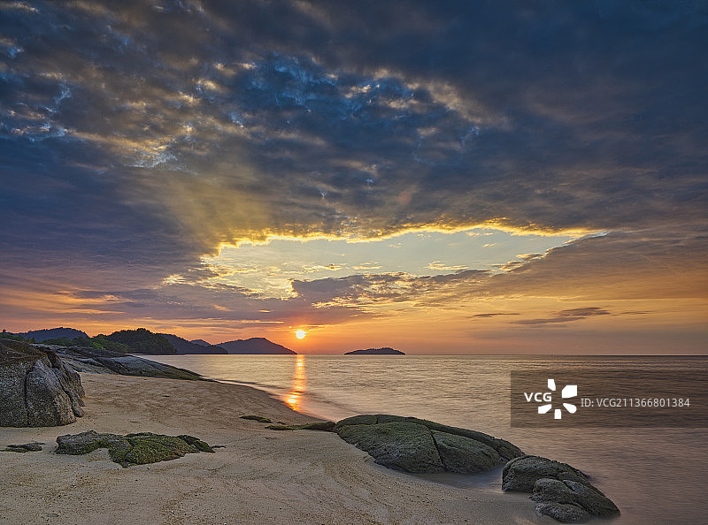 马来西亚槟城日落时分壮丽的海景图片素材