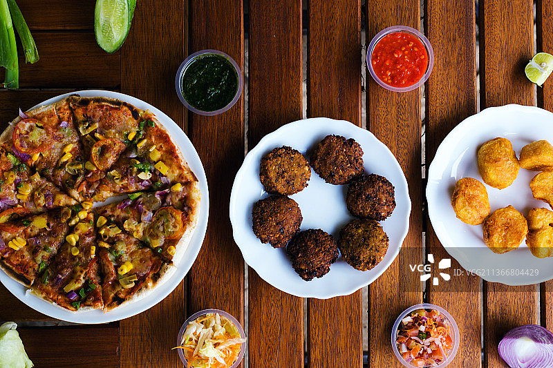 肯尼亚非洲美食拼盘，餐桌上各种食物的俯视照片图片素材