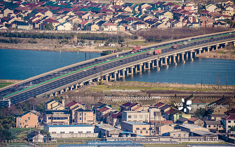 杭甬高速公路与沿线农村民居图片素材