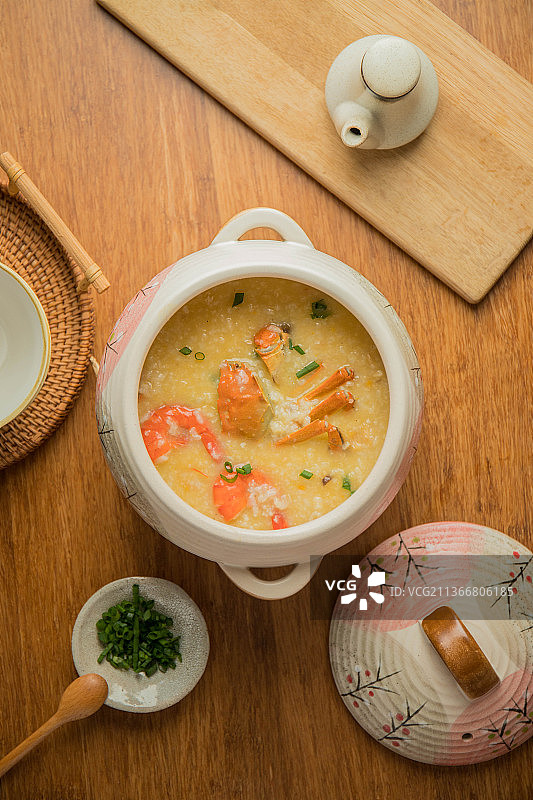 砂锅粥煲仔饭 一家人团聚吃年饭 ｜土锅拍摄图片素材