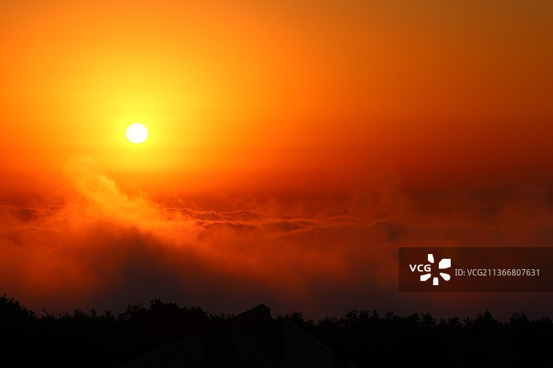 日落时分，黎巴嫩橙色天空下的剪影景观图片素材