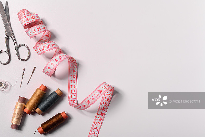 白色背景上的缝纫工具图片素材