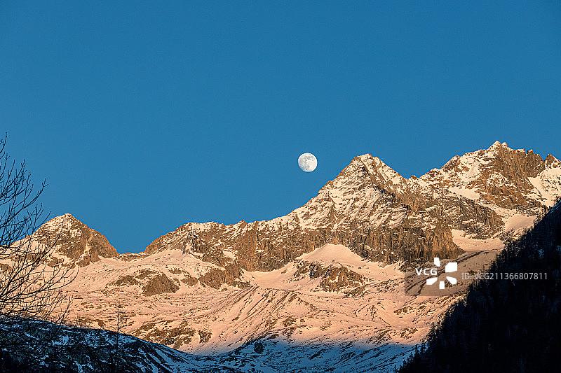 意大利雪山与蓝天下的日落月亮美景图片素材