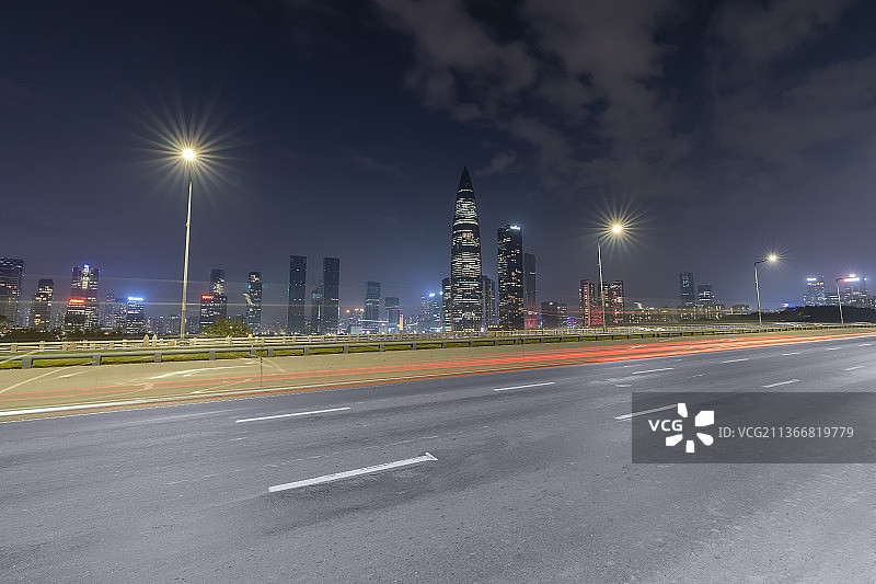 夜间穿越深圳湾CBD的公路图片素材