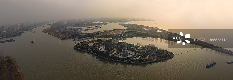 高邮镇镇国寺与京杭大运河交相辉映图片素材