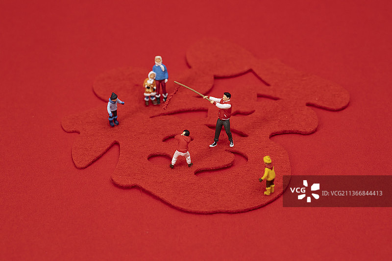 福字上放鞭炮小朋友图片素材