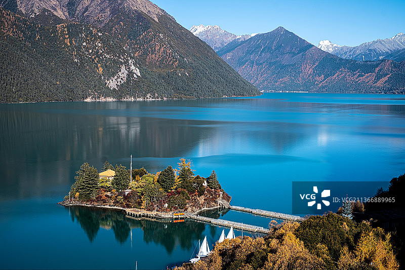 西藏林芝巴松措美丽的森林和宝石一般的湖水图片素材