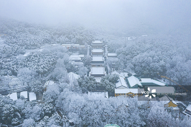 浙江省杭州市西湖法喜寺航拍雪景图片素材