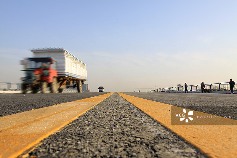 公路上的黄色标线图片素材