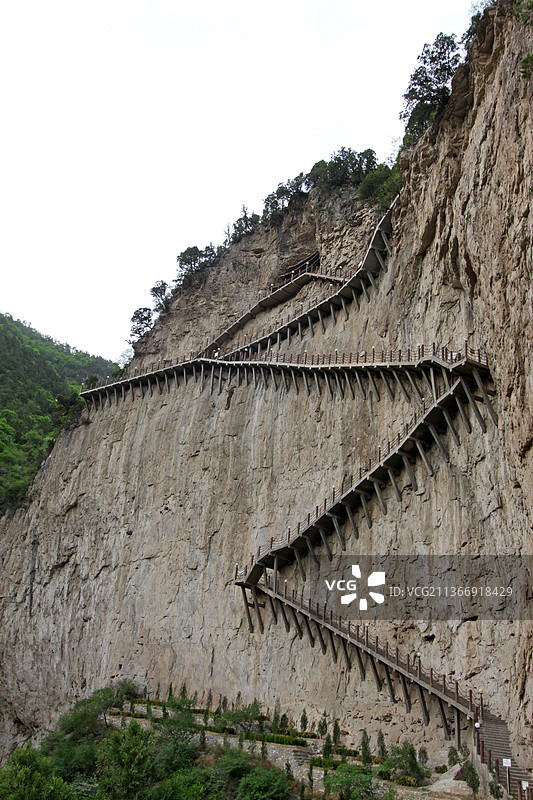 山西省晋中市介休绵山石壁上的栈桥图片素材