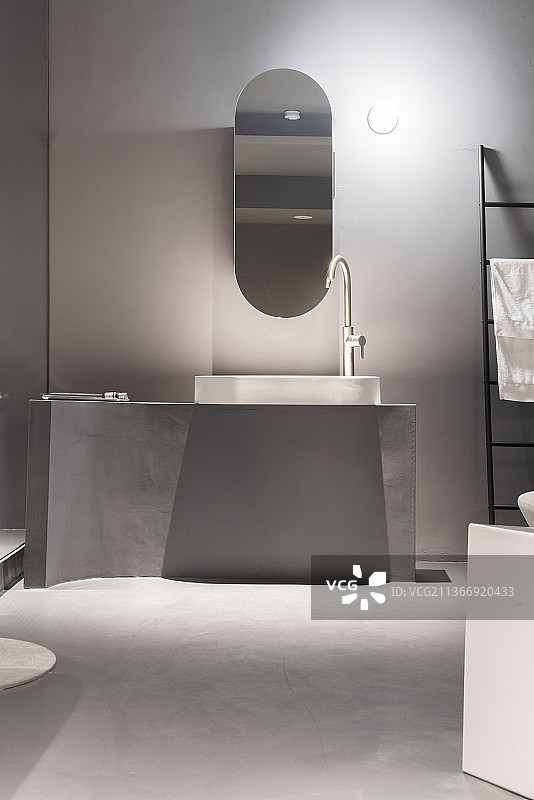 洗手池和化妆镜图片素材