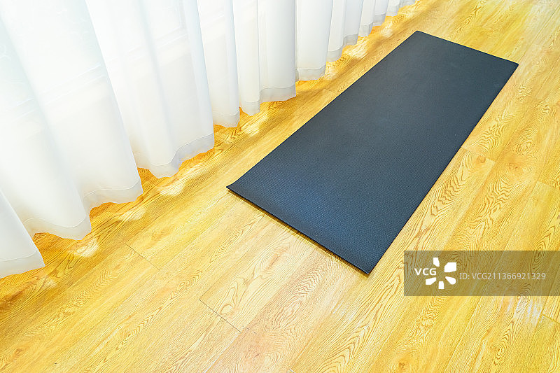 中国室内的瑜伽馆，木地板上的放置的瑜伽垫图片素材