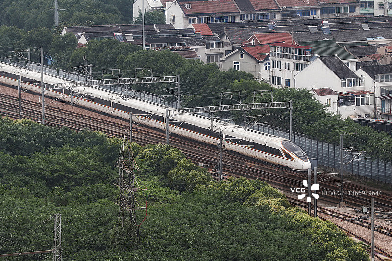 行驶中的复兴号高速列车图片素材