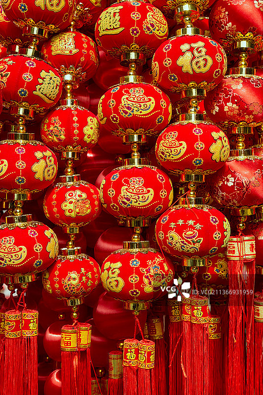 中国春节红色的福袋、中国结、招财进宝等传统挂件图片素材