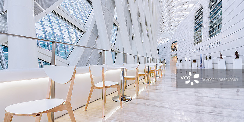 极简建筑内部一排白色的椅子休息区图片素材