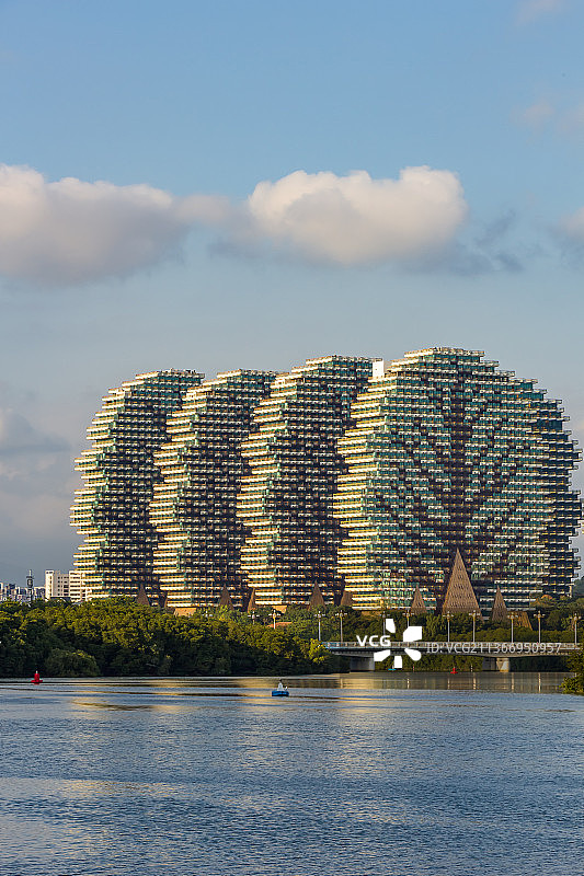 三亚地标建筑 美丽之冠 临春河 三亚河 蓝天白云图片素材