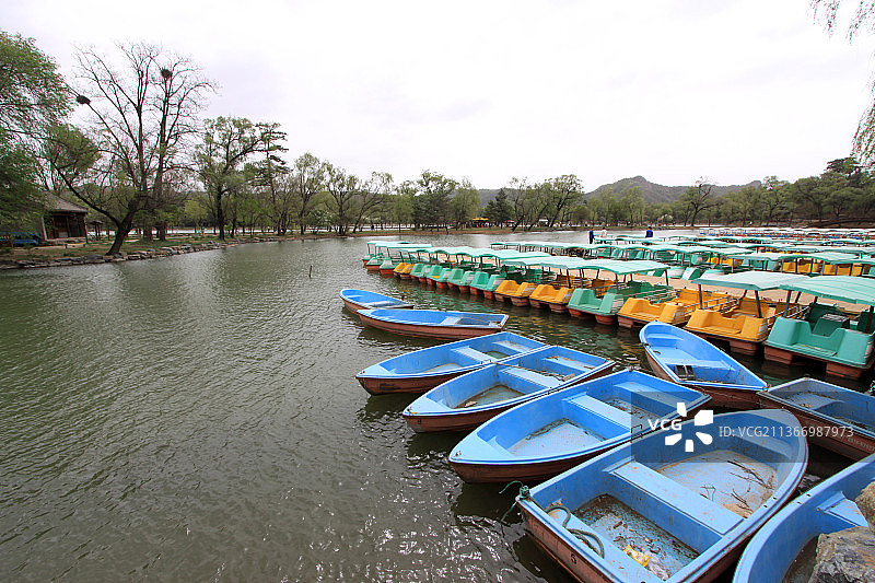 河北承德避暑山庄里的游船图片素材