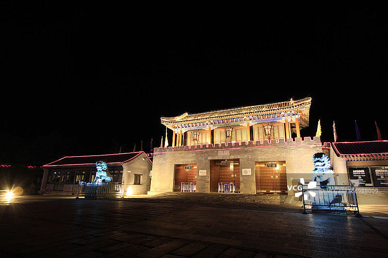河北承德避暑山庄丽正门夜色图片素材