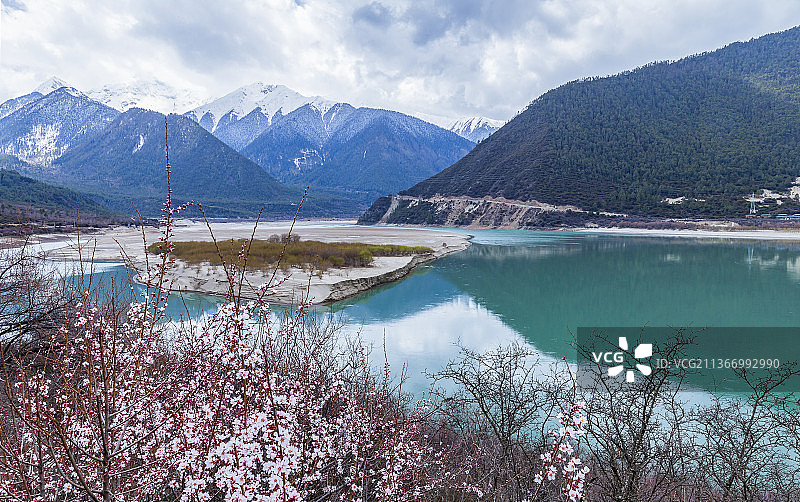 西藏雅鲁藏布大峡谷风光图片素材