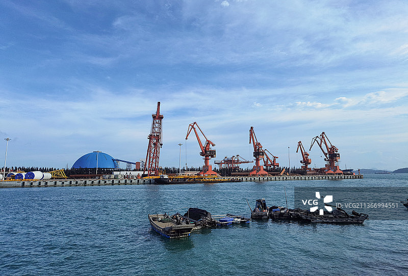 海边工业园区港口码头吊车图片素材