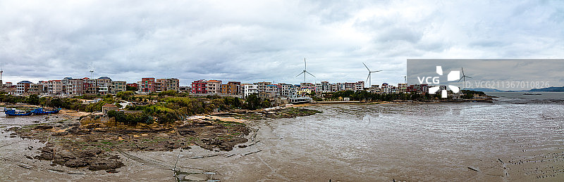 无人机视角，航拍风力发电，海边渔村图片素材