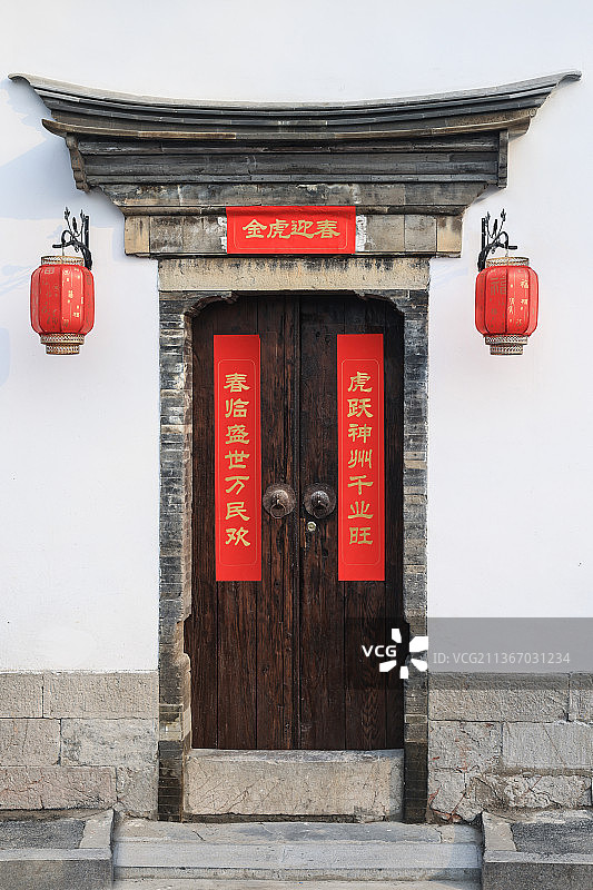 江南古建春节红灯笼和对联图片素材