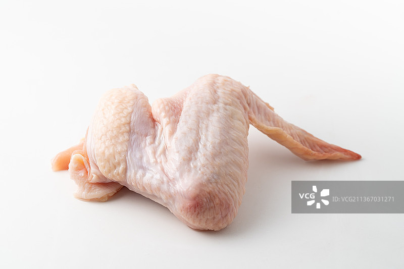 单色背景下的新鲜鸡翅图片素材
