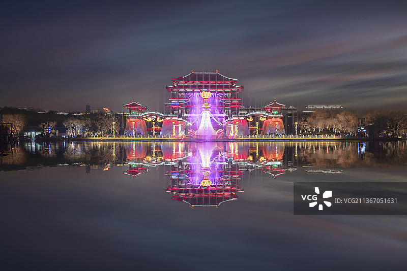 西安曲江新区大唐芙蓉园新春灯会紫云楼演出图片素材