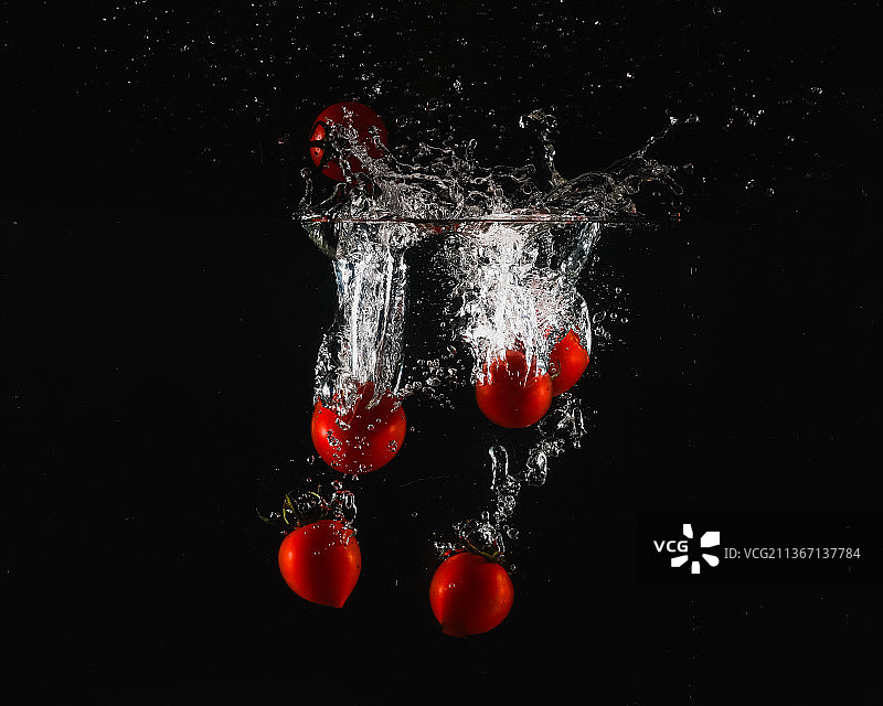 水果跳水图片素材