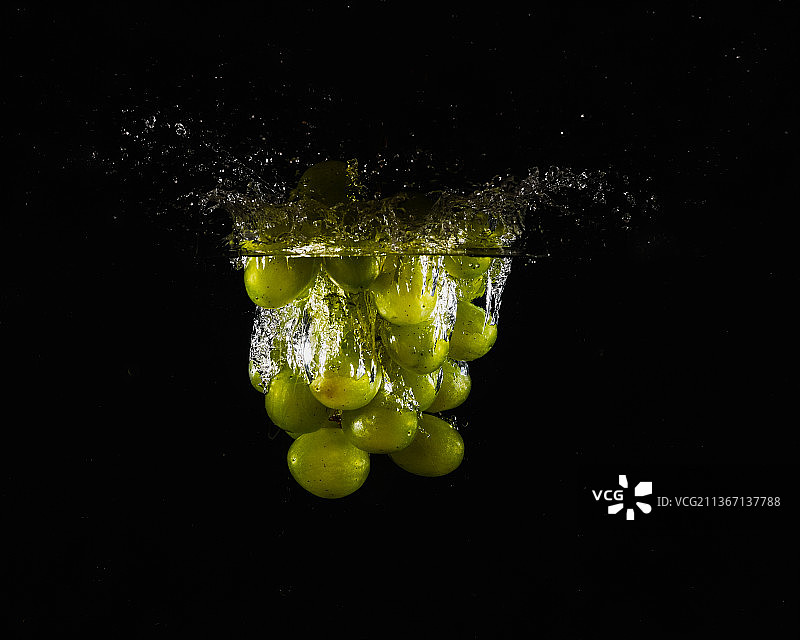 水果跳水图片素材