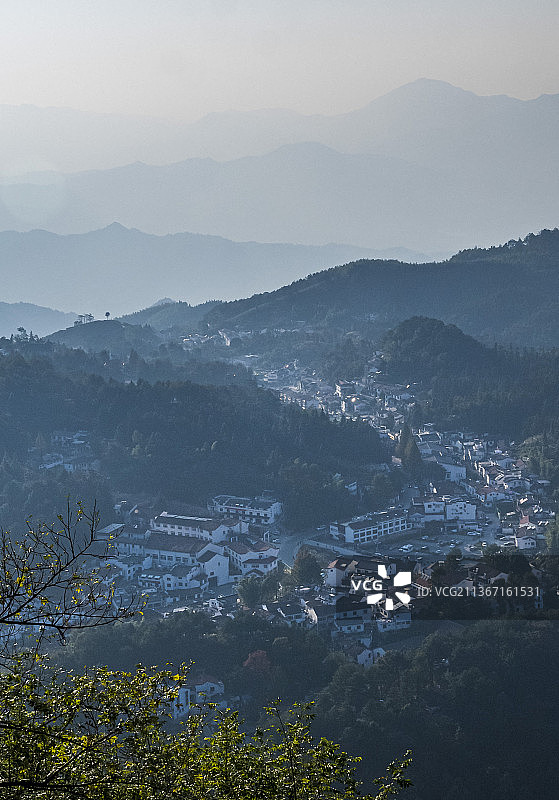雾气朦胧的九华山百岁宫风景图片素材