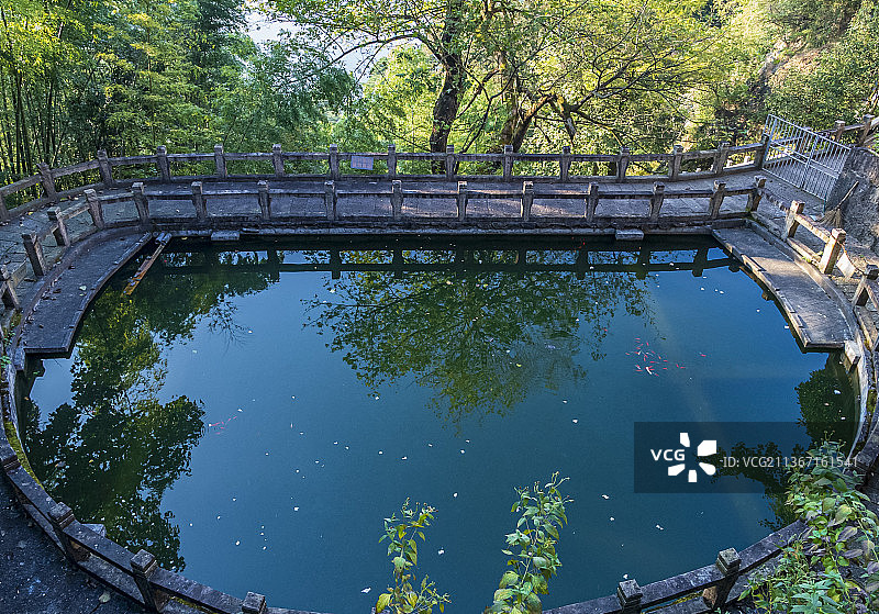 雾气朦胧的九华山百岁宫风景图片素材